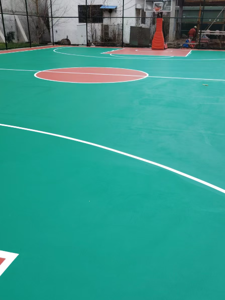 东兴 球场长期使用易出现地面开裂